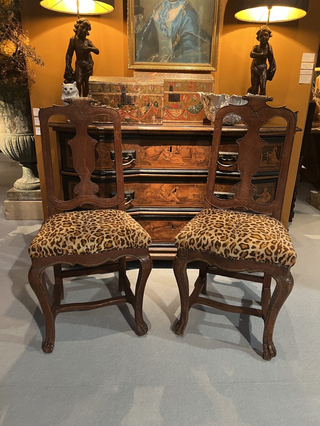 Paire de chaises suédoises rococo avec pieds en pattes de lion et dossier en forme de balustrade.