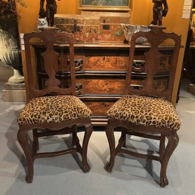 Paire de chaises suédoises rococo avec pieds en pattes de lion et dossier en forme de balustrade.