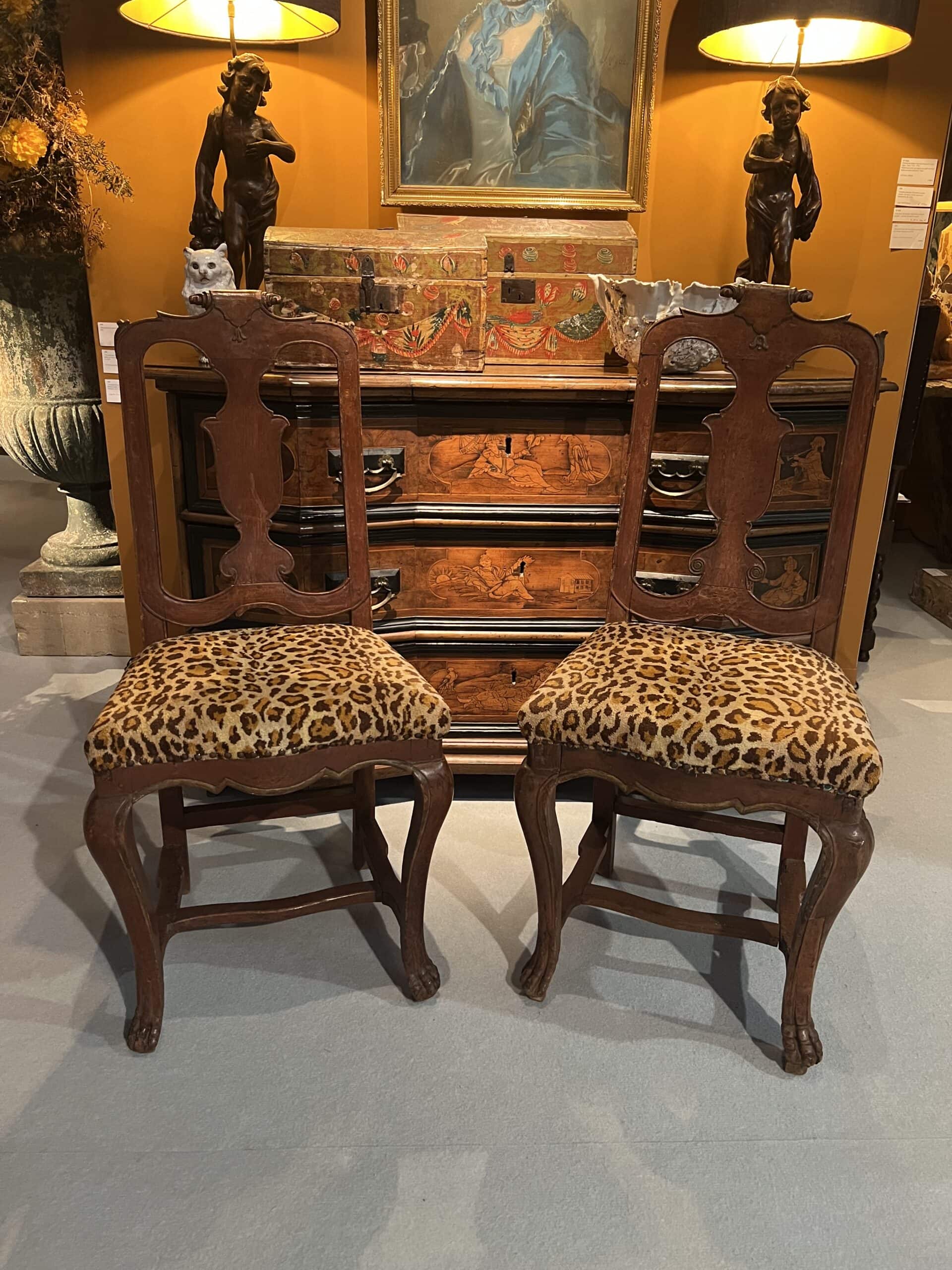 Paire de chaises suédoises rococo avec pieds en pattes de lion