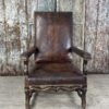 Fauteuil italien en cuir marron patiné style LOUIS XIII