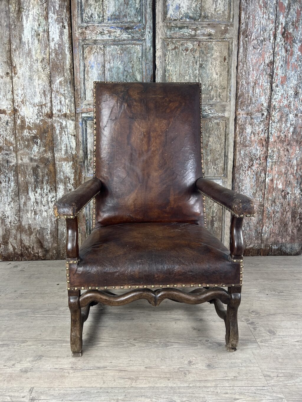 Fauteuil italien en cuir marron patiné style LOUIS XIII