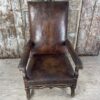 Fauteuil italien en cuir marron patiné style LOUIS XIII