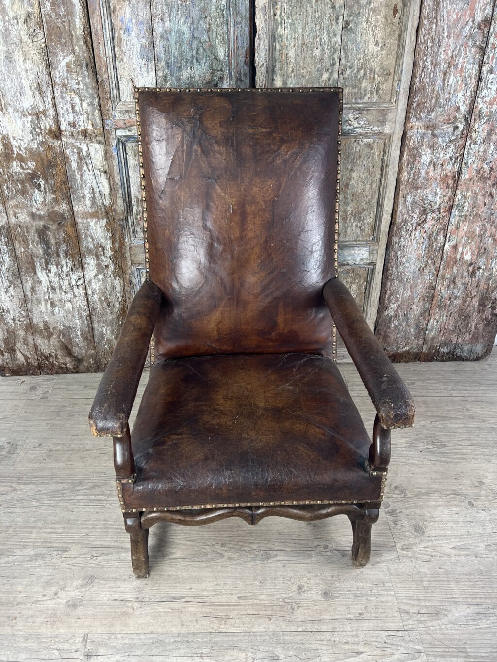 Fauteuil italien en cuir marron patiné style LOUIS XIII