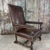 Fauteuil italien en cuir marron patiné style LOUIS XIII