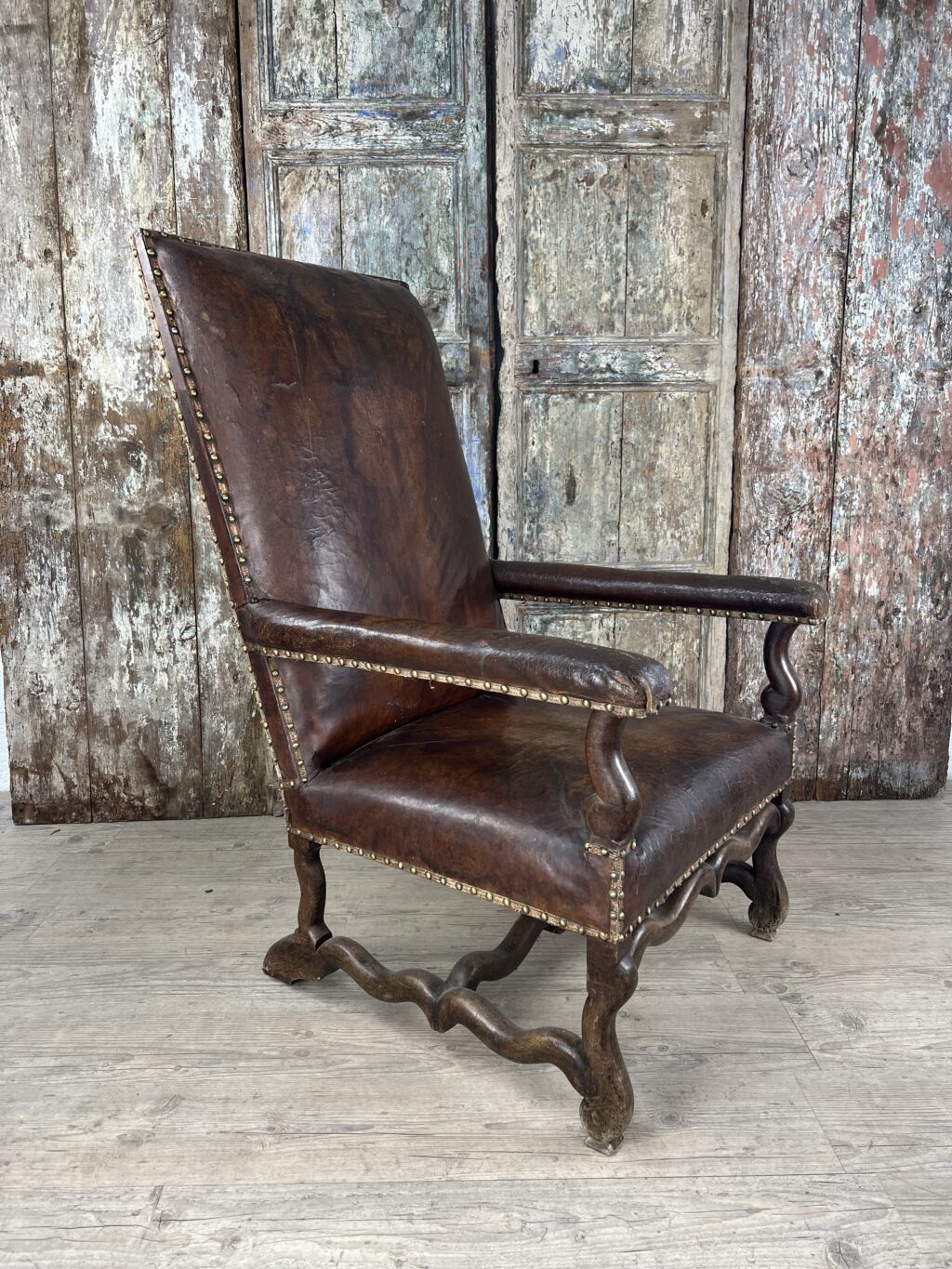 Fauteuil italien en cuir marron patiné style LOUIS XIII