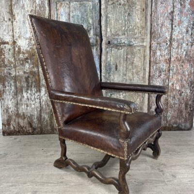 Fauteuil italien en cuir marron patiné style LOUIS XIII