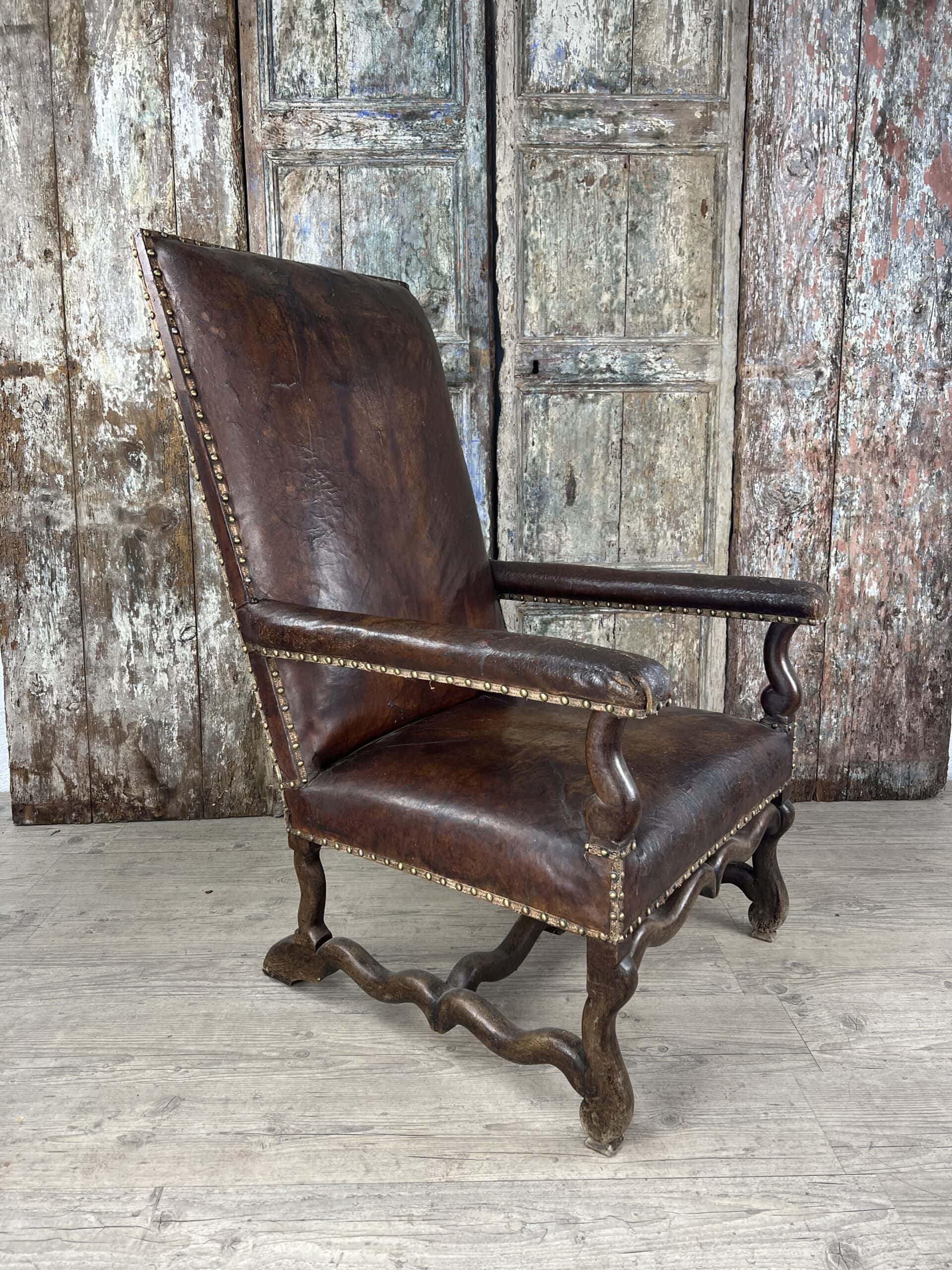 Fauteuil en cuir patiné style Louis XIII
