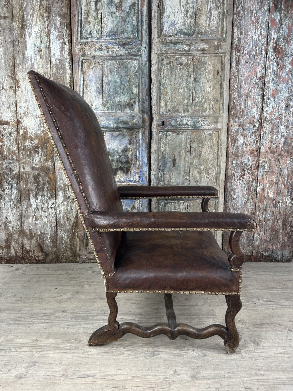 Fauteuil italien en cuir marron patiné style LOUIS XIII