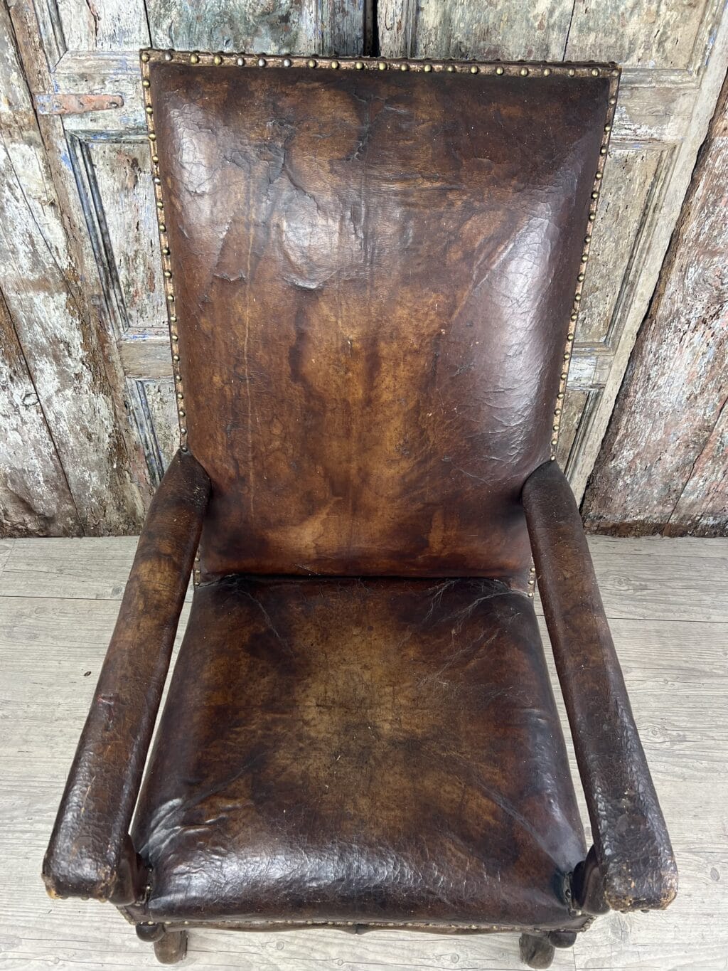 Fauteuil italien en cuir marron patiné style LOUIS XIII