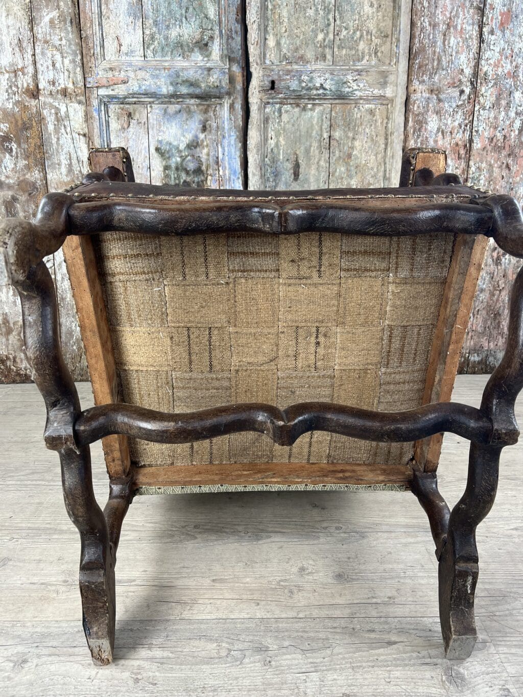 Fauteuil italien en cuir marron patiné style LOUIS XIII