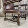 Fauteuil italien en cuir marron patiné style LOUIS XIII
