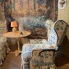 Une paire de fauteuils à oreilles inclinables & un ottoman recouverts d'un chintz de coton ca.1940 – Image 3