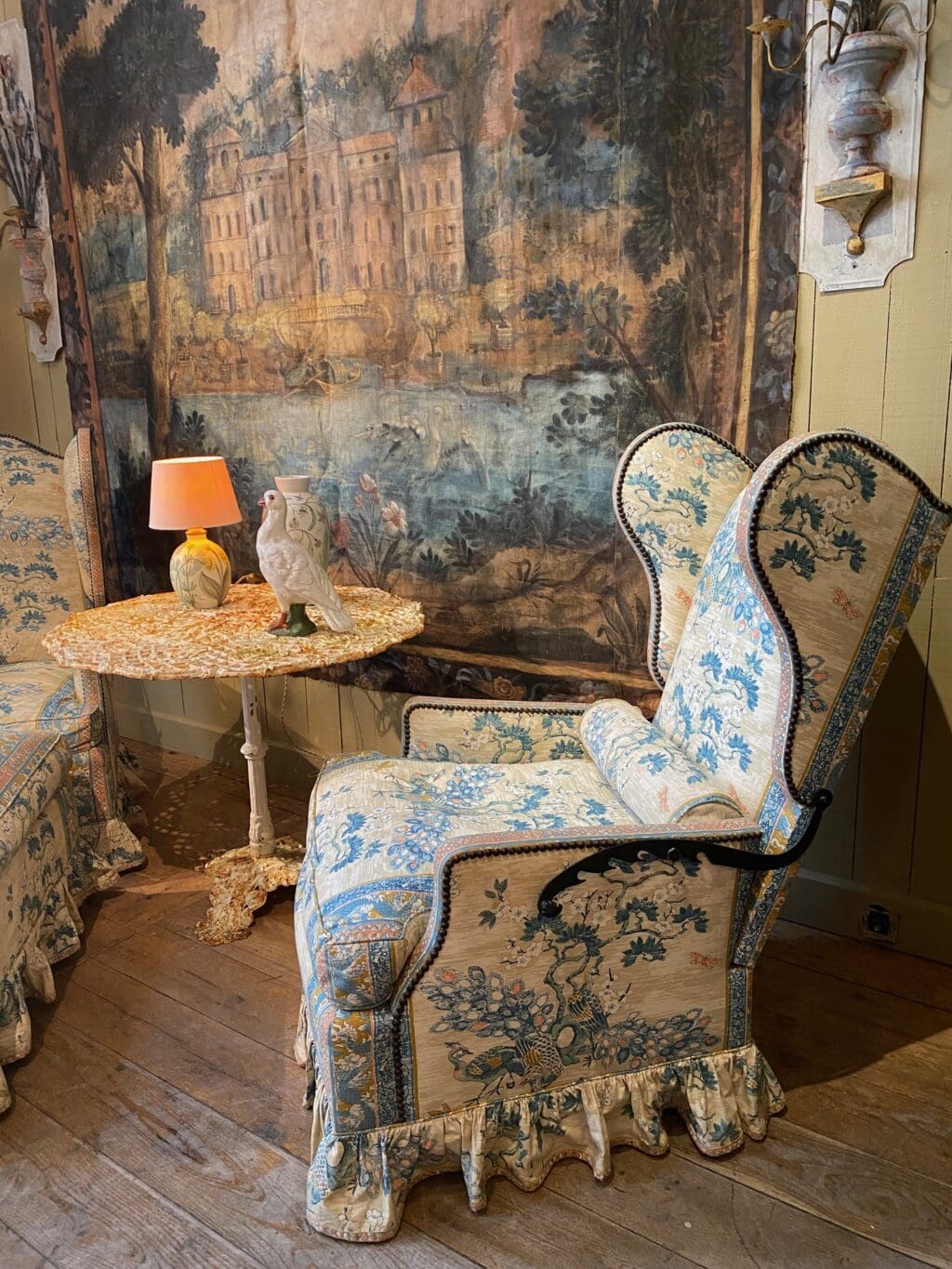 Une paire de fauteuils à oreilles inclinables & un ottoman recouverts d'un chintz de coton ca.1940 – Image 3