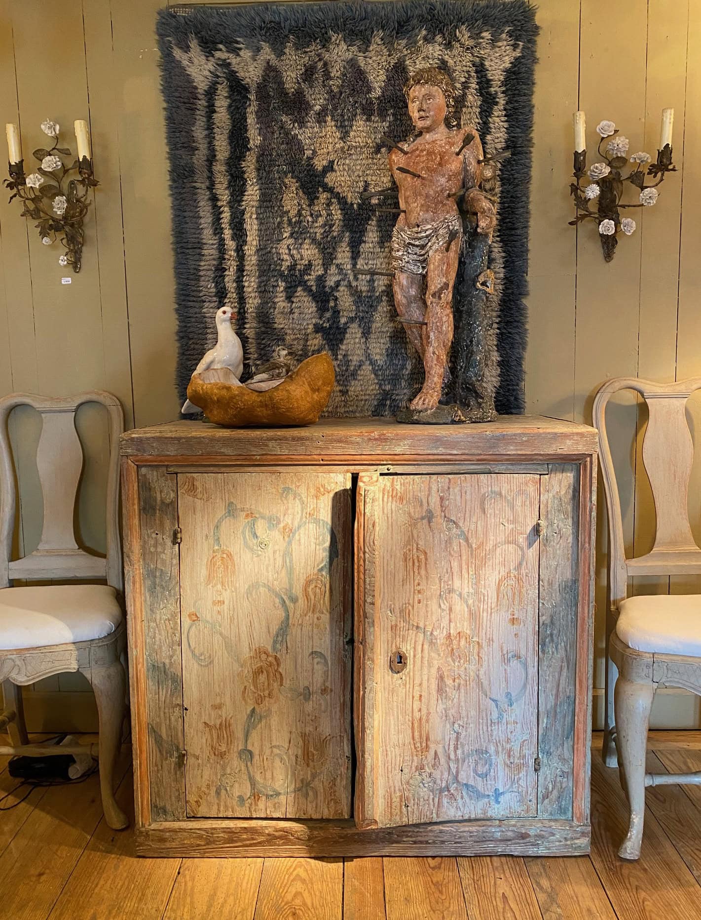 Buffet deux portes en bois peint blanc et bleu pâle- décor polychrome – XIXe