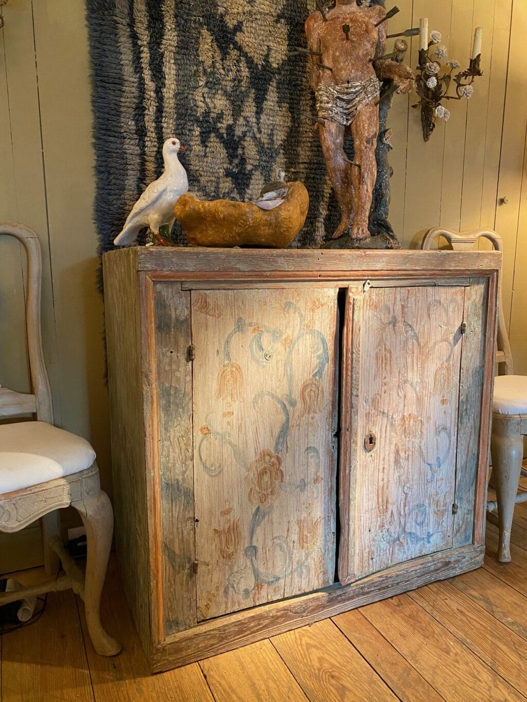 Buffet deux portes en bois peint blanc et bleu pâle- décor polychrome - XIXe – Image 3