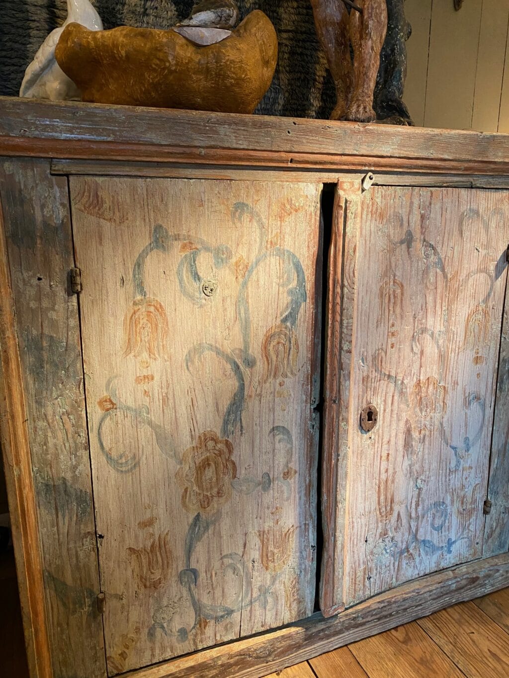 Buffet deux portes en bois peint blanc et bleu pâle- décor polychrome - XIXe – Image 2