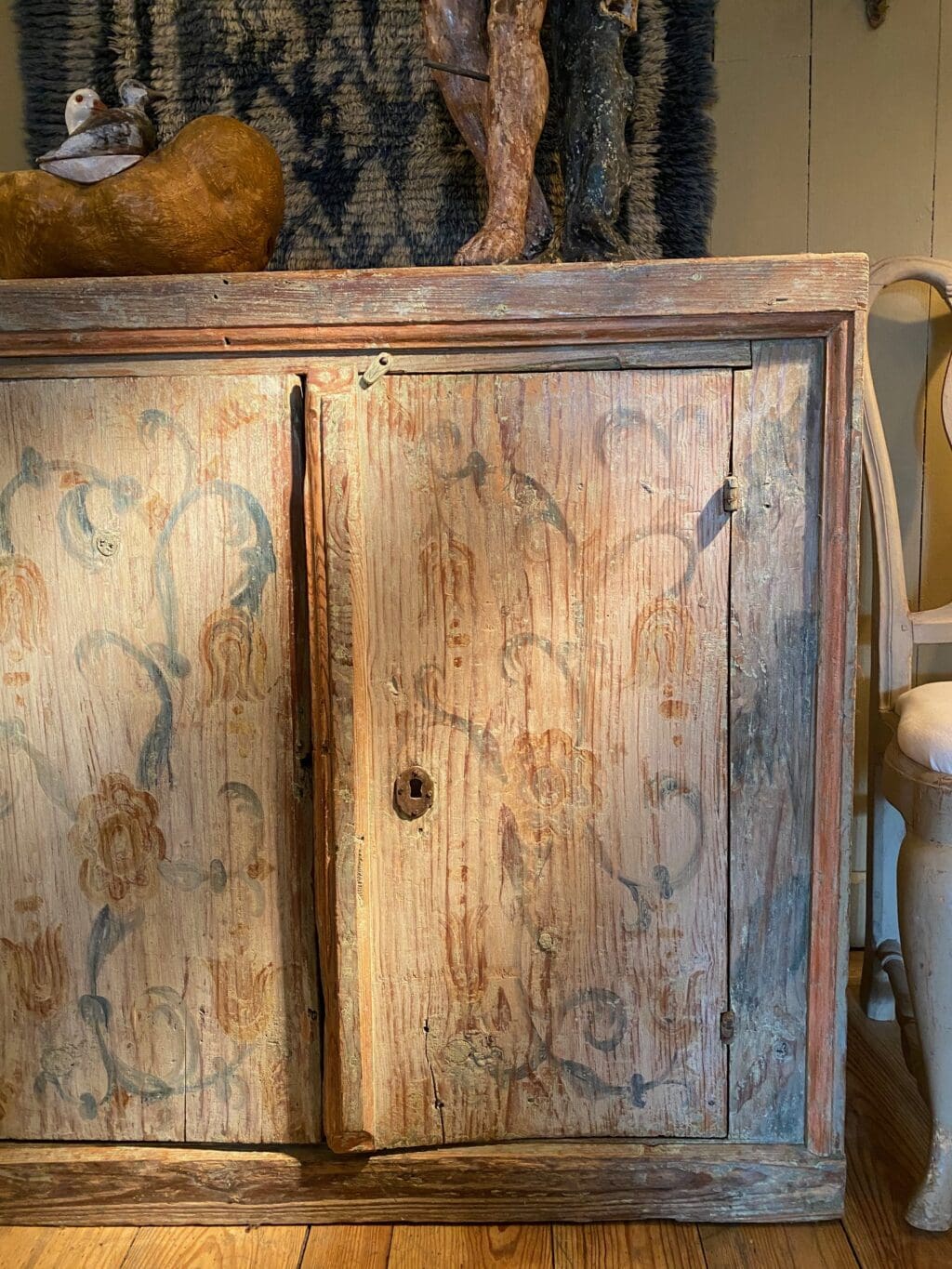 Buffet deux portes en bois peint blanc et bleu pâle- décor polychrome - XIXe – Image 4