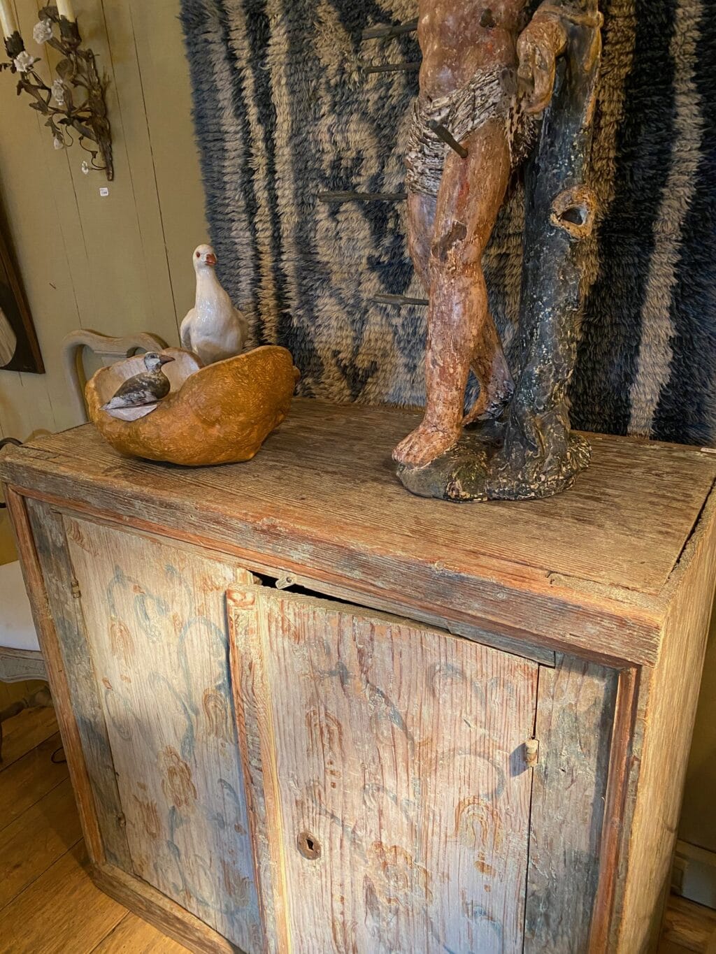 Buffet deux portes en bois peint blanc et bleu pâle- décor polychrome - XIXe – Image 6