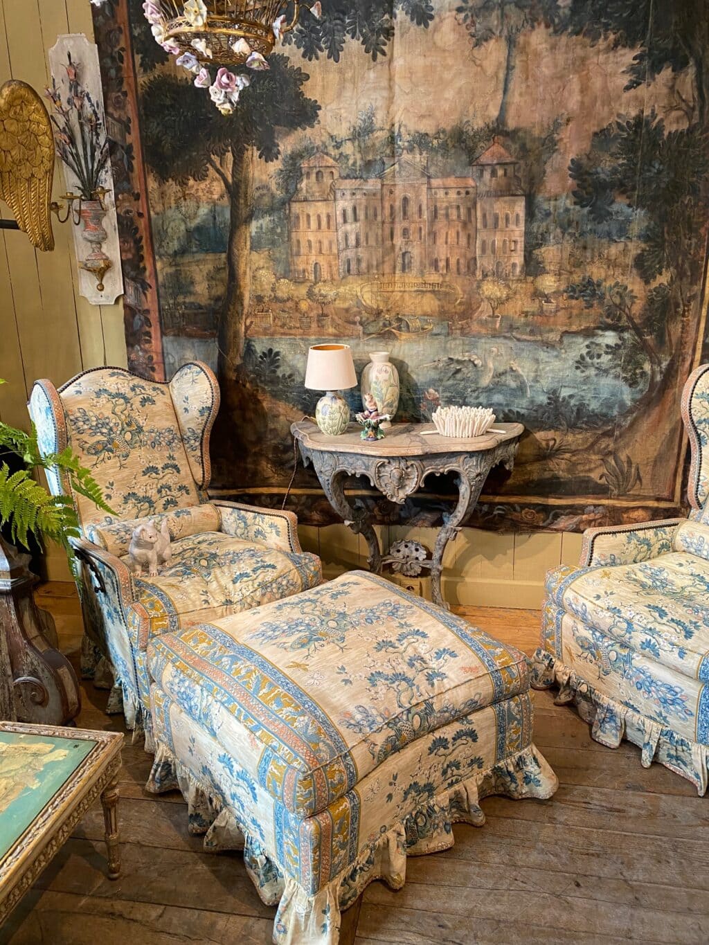 Une paire de fauteuils à oreilles inclinables & un ottoman recouverts d'un chintz de coton ca.1940 – Image 11