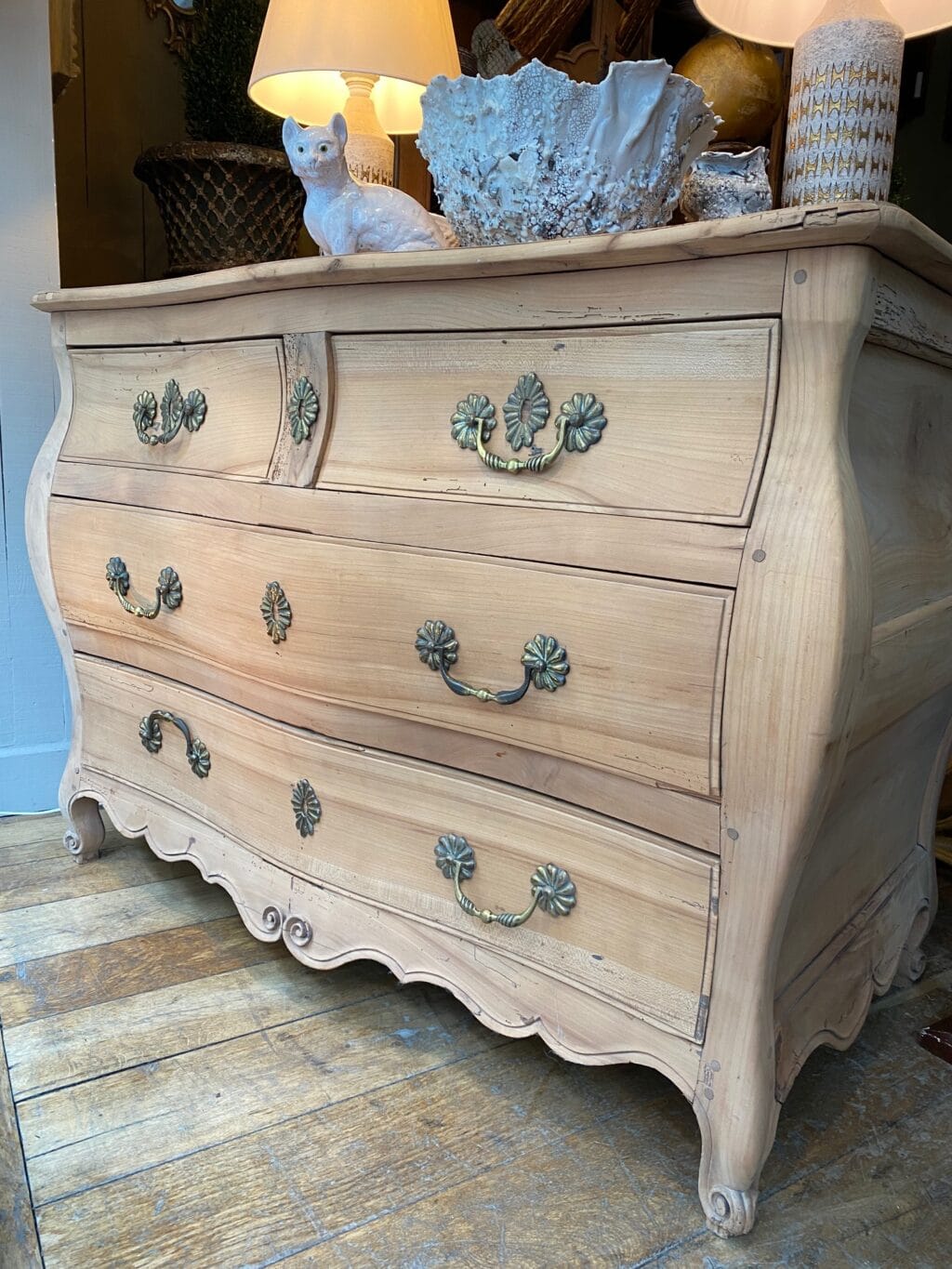 Grande commode galbée à 4 tiroirs en noyer clair et poignées bronze ca.1790 – Image 3