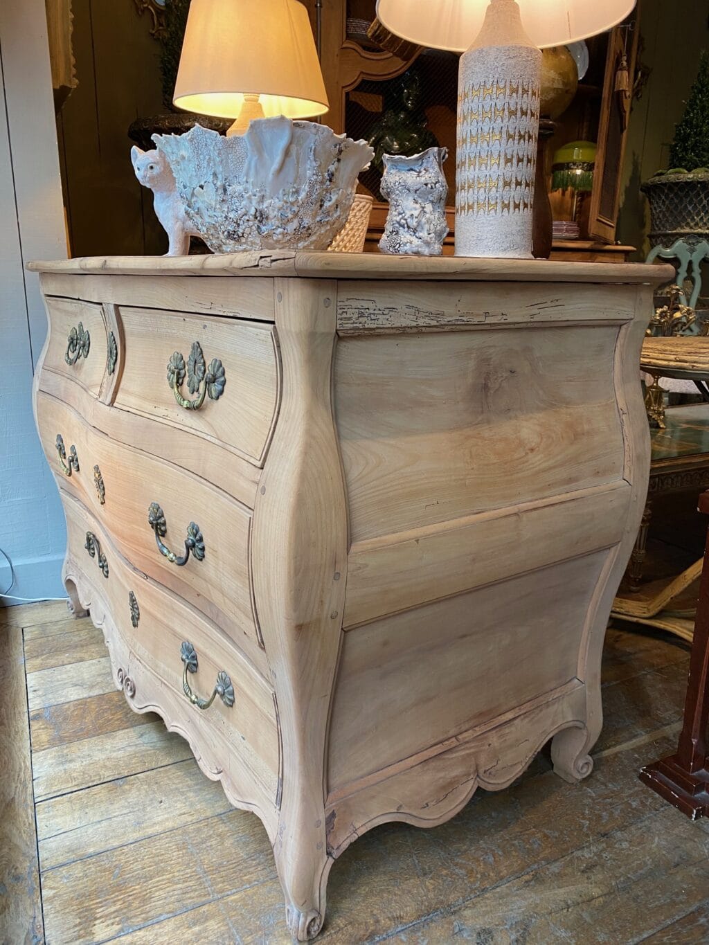 Grande commode galbée à 4 tiroirs en noyer clair et poignées bronze ca.1790 – Image 5