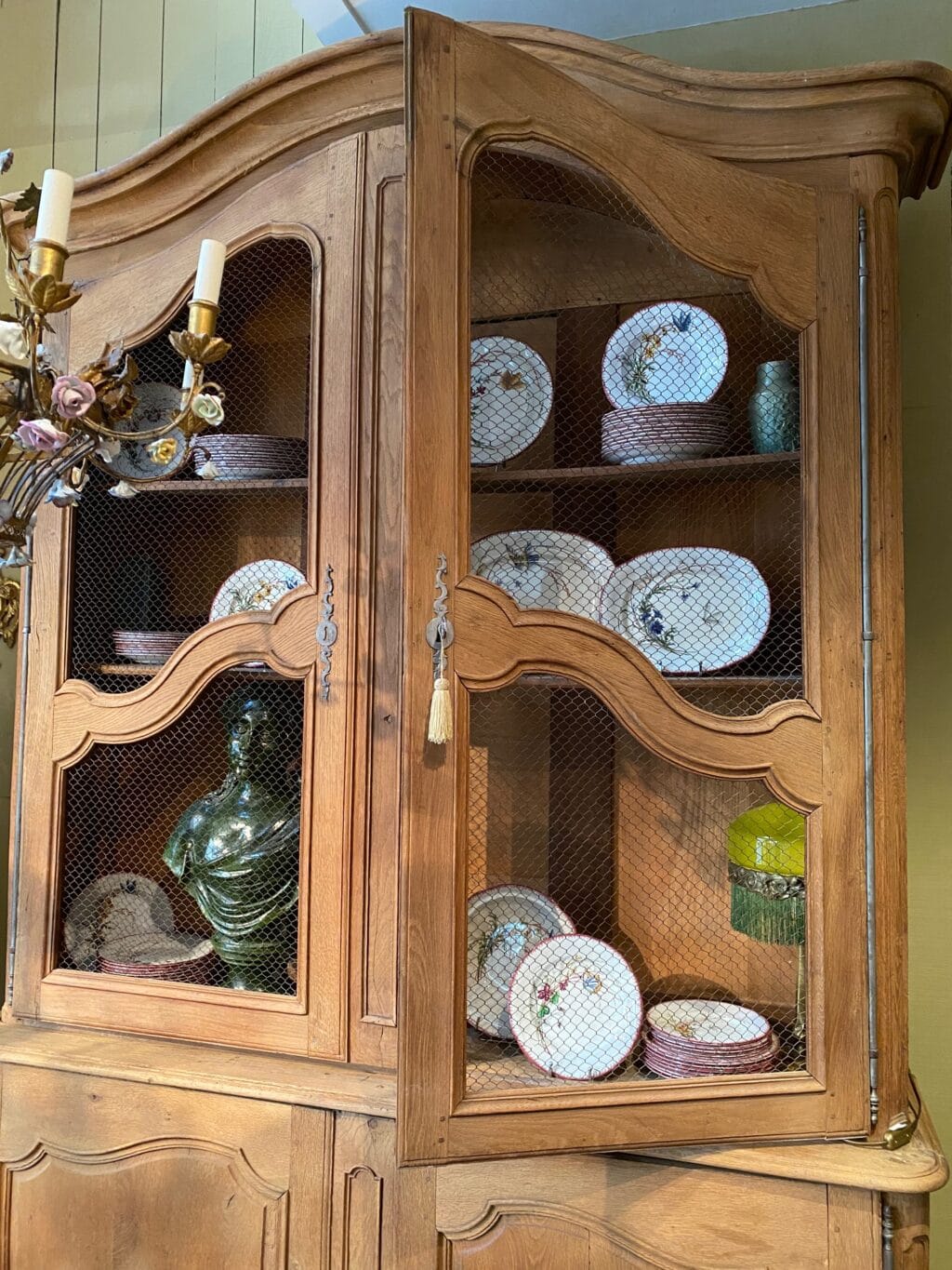 Grand meuble chêne sculpté & portes grillagées - France XVIIIe – Image 3
