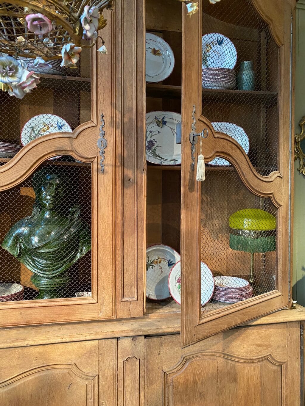 Grand meuble chêne sculpté & portes grillagées - France XVIIIe – Image 7