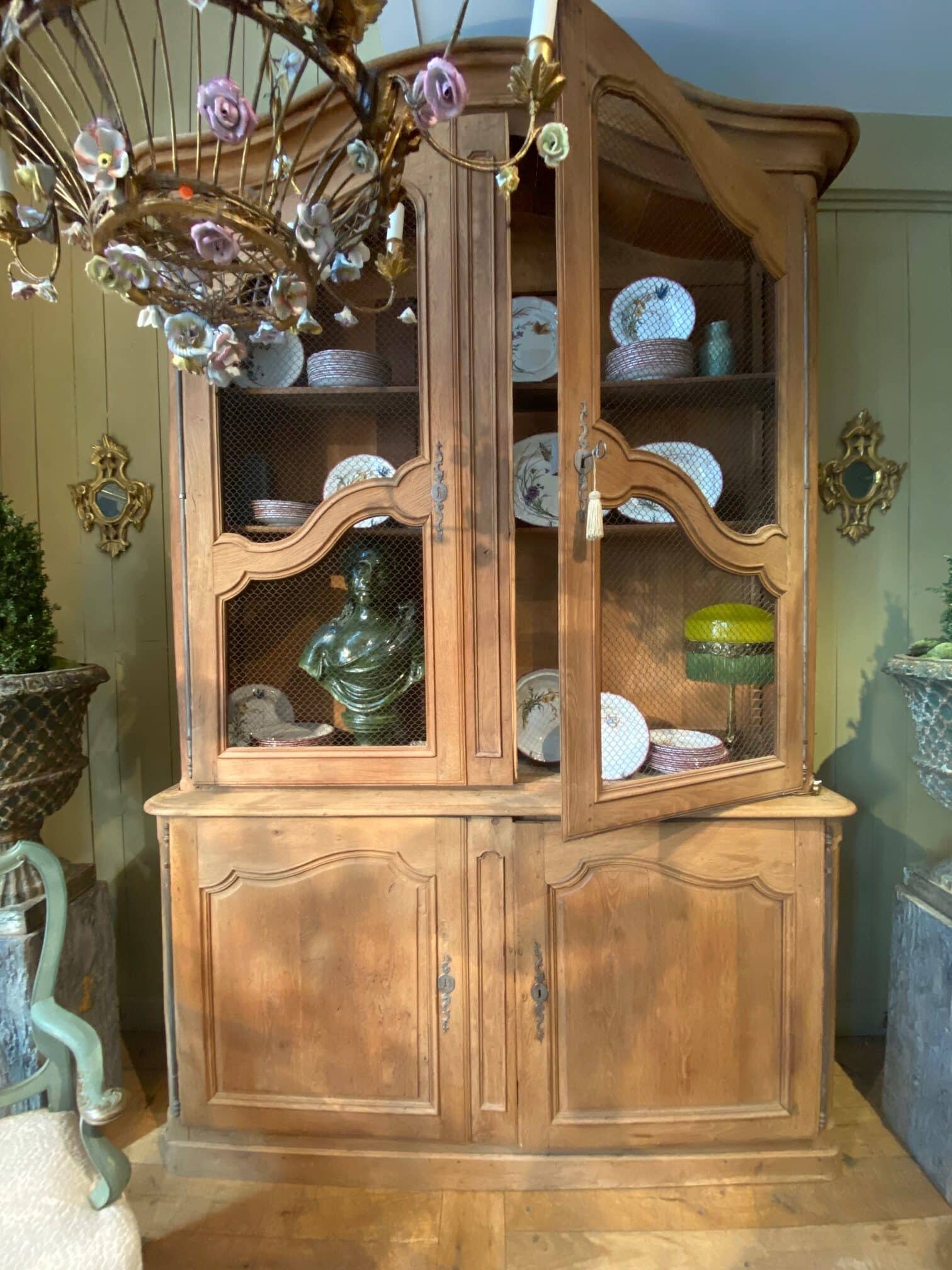 Grand meuble chêne sculpté & portes grillagées – France XVIIIe