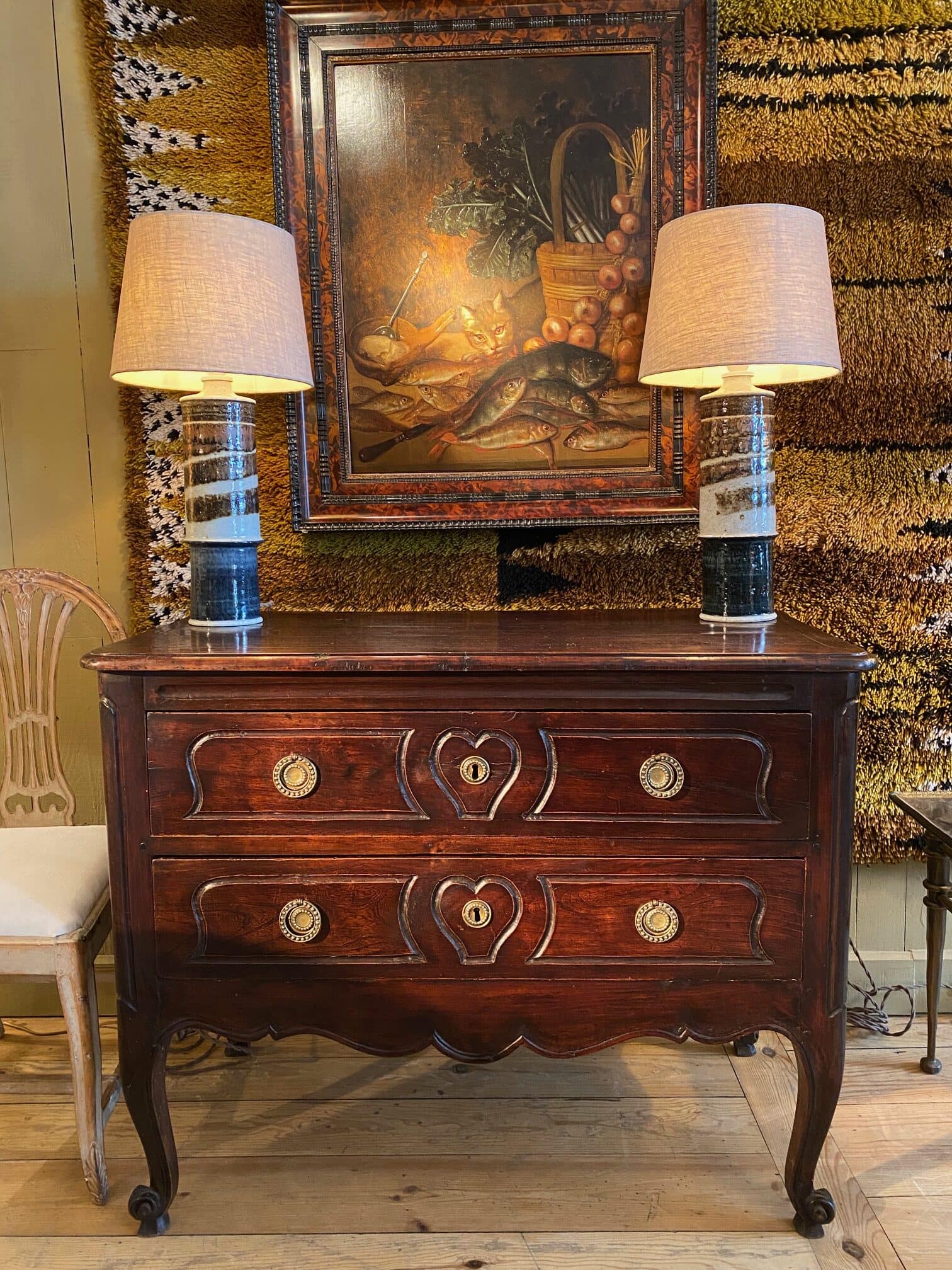 Commode à deux tiroirs en bois sculpté motif coeur fin XIX