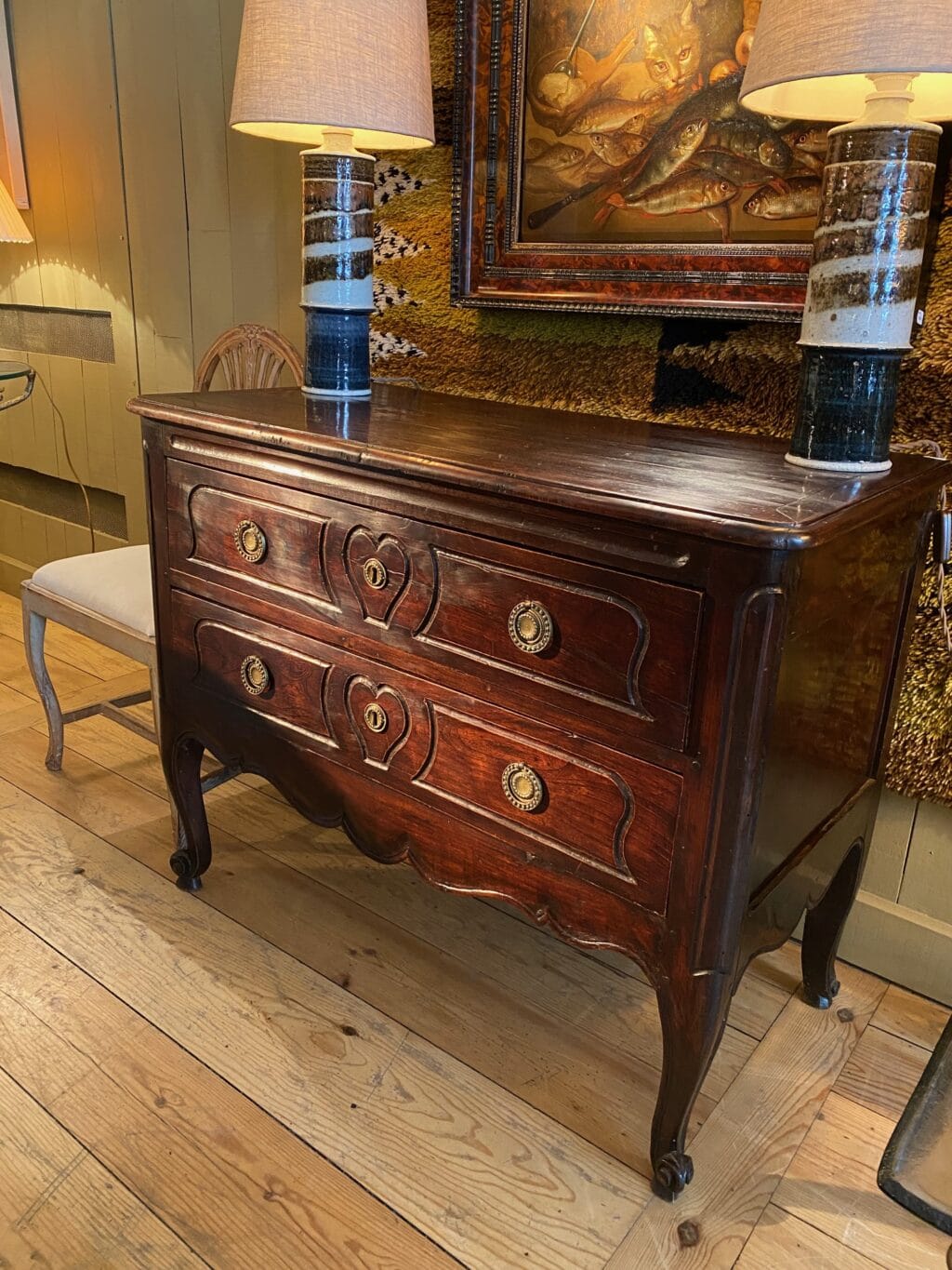 Commode à deux tiroirs en bois sculpté motif coeur fin XIX – Image 2