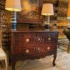 Commode à deux tiroirs en bois sculpté motif coeur fin XIX – Image 3