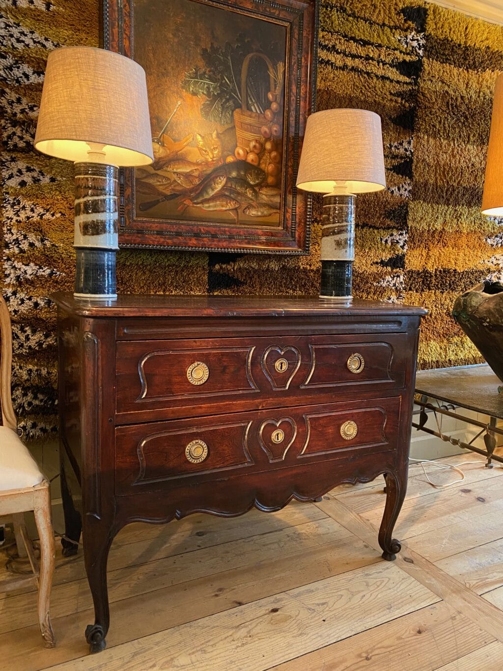 Commode à deux tiroirs en bois sculpté motif coeur fin XIX – Image 3