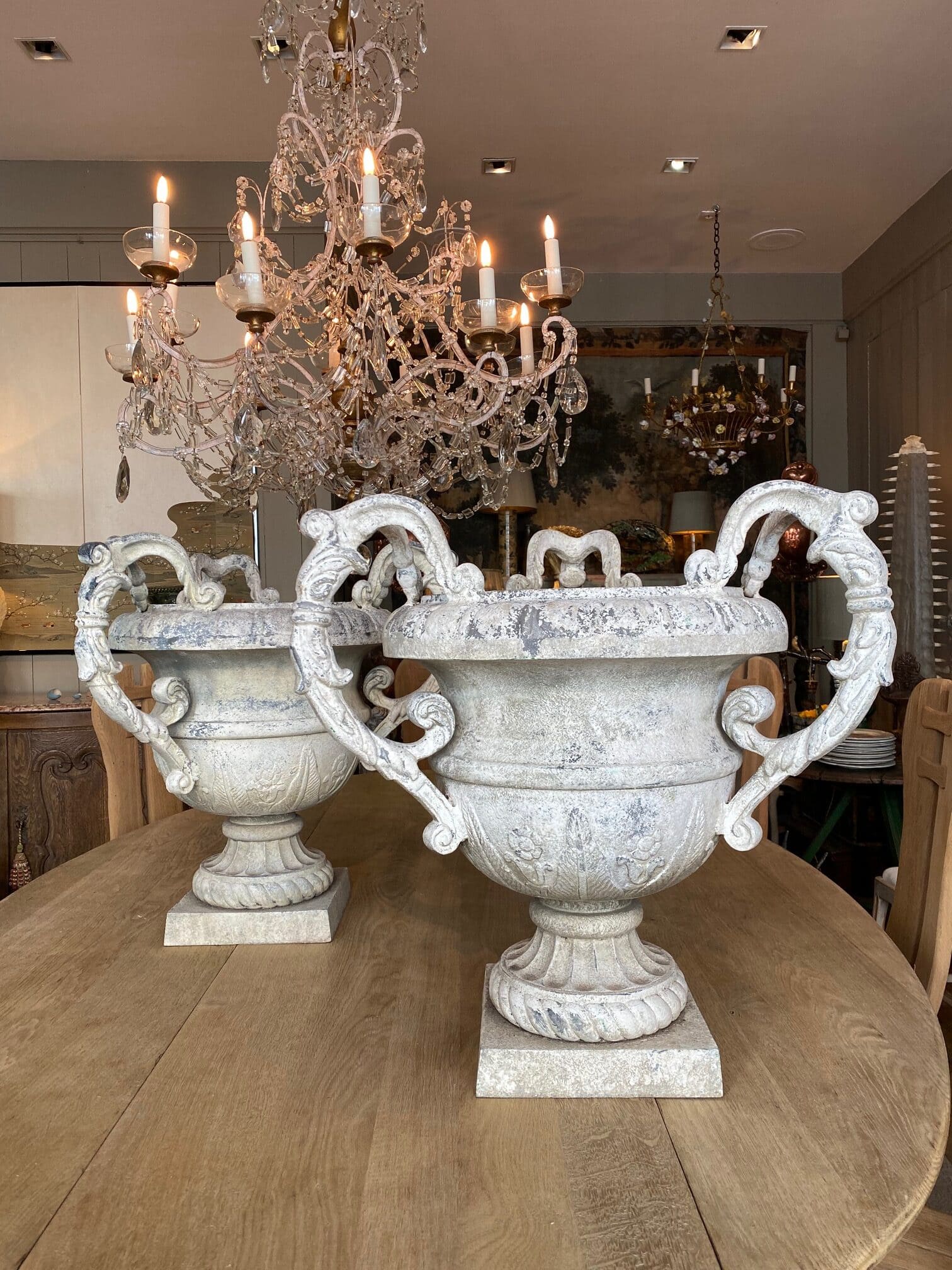 Paire de grands vases à 3 anses en fonte d’aluminium patin blanche ca.1880