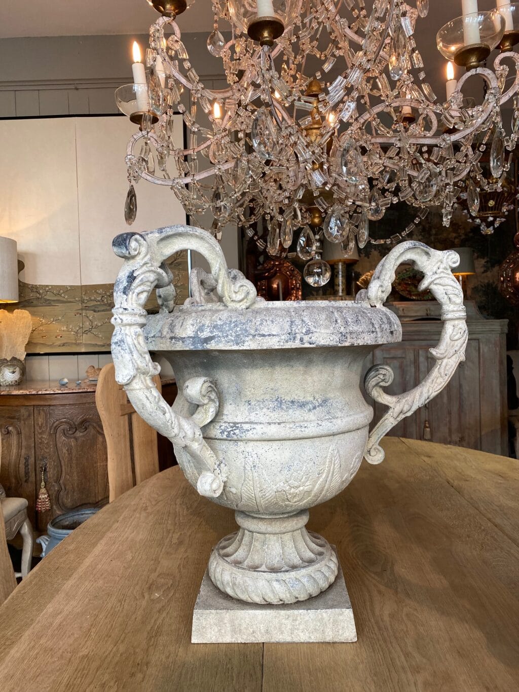 Paire de grands vases à 3 anses en fonte d&#039;aluminium patin blanche ca.1880 – Image 8