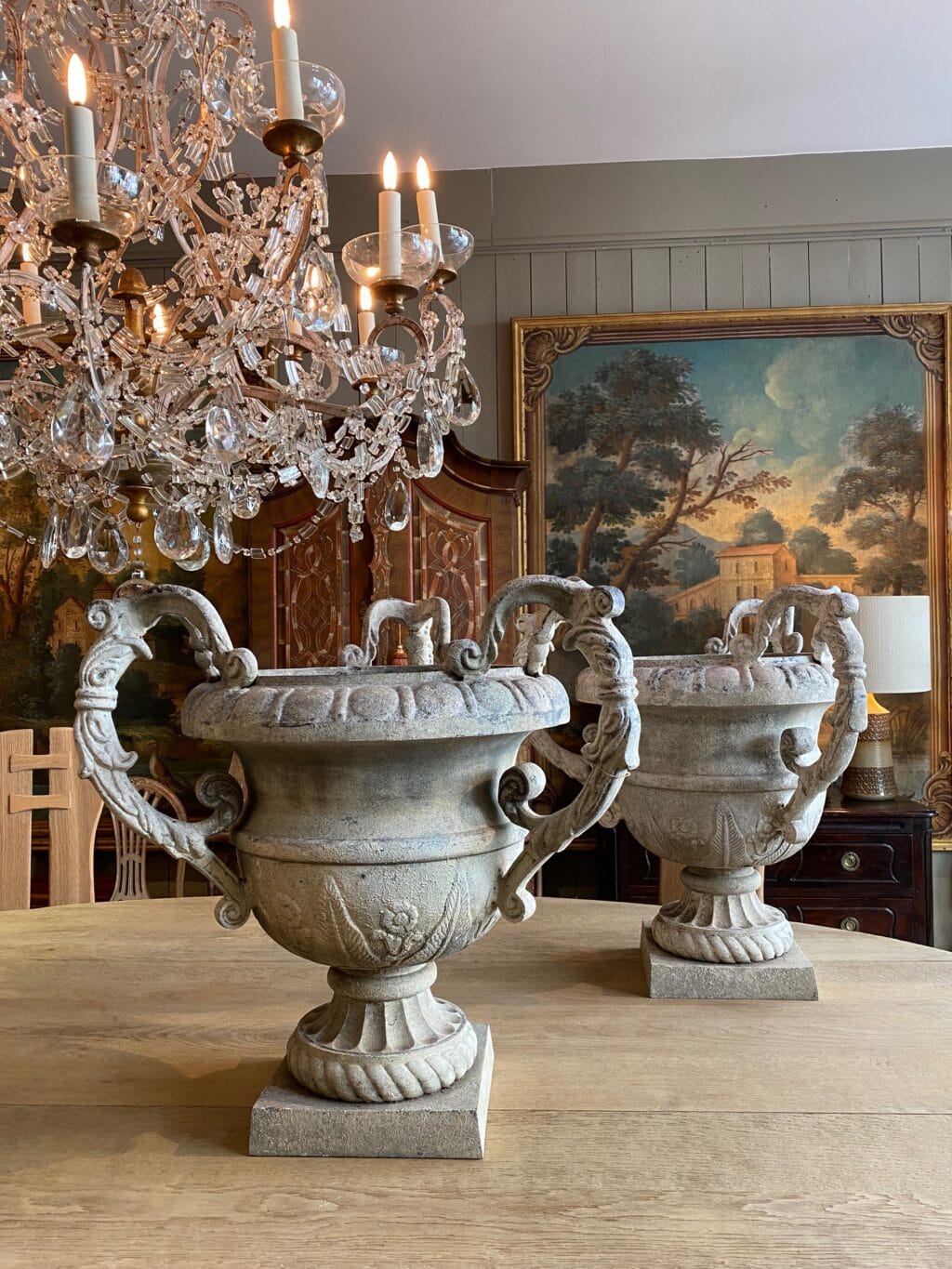 Paire de grands vases à 3 anses en fonte d&#039;aluminium patin blanche ca.1880 – Image 7