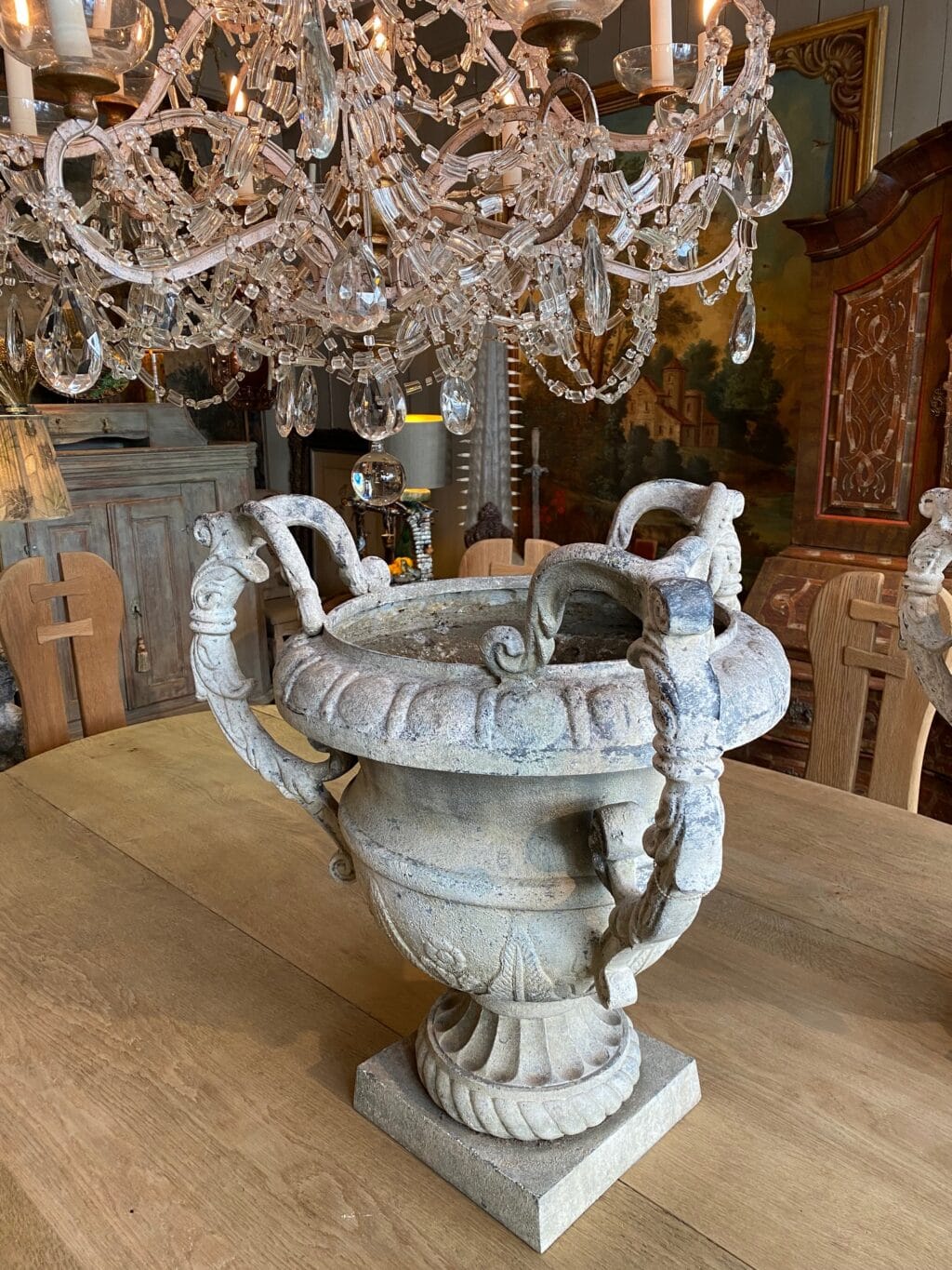 Paire de grands vases à 3 anses en fonte d&#039;aluminium patin blanche ca.1880 – Image 6