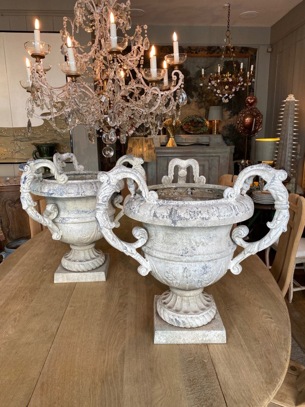 Paire de grands vases à 3 anses en fonte d&#039;aluminium patin blanche ca.1880 – Image 2
