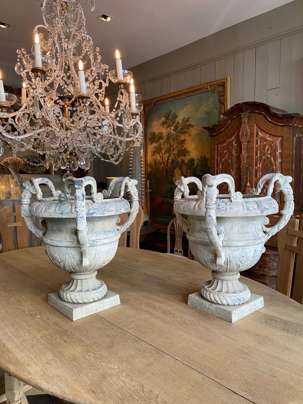 Paire de grands vases à 3 anses en fonte d&#039;aluminium patin blanche ca.1880 – Image 3