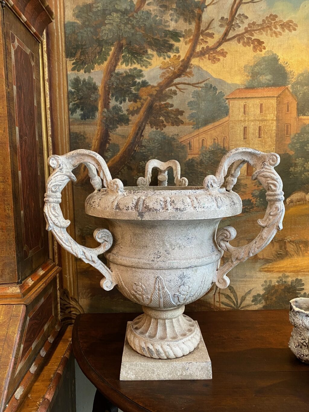 Paire de grands vases à 3 anses en fonte d&#039;aluminium patin blanche ca.1880 – Image 4