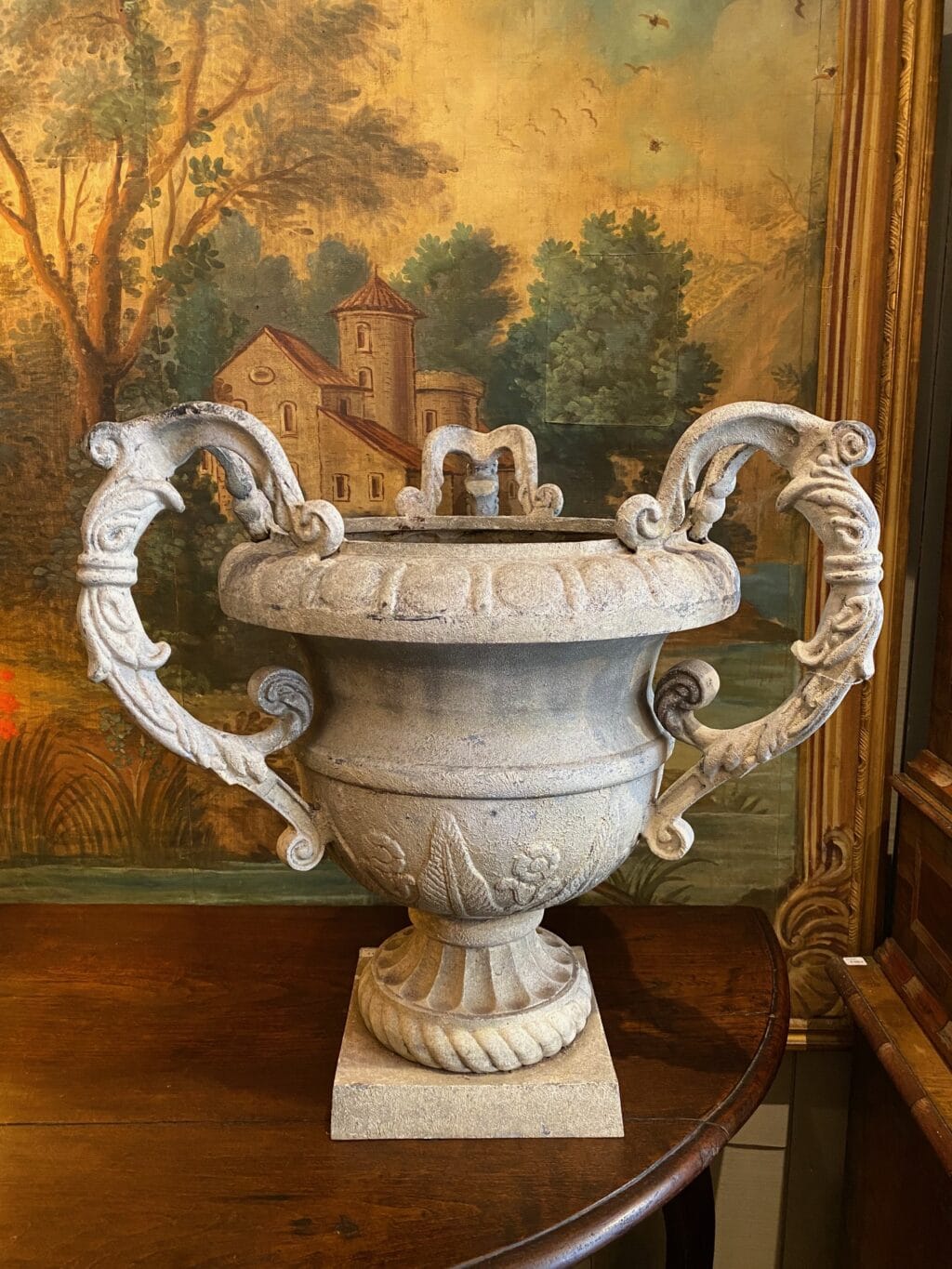 Paire de grands vases à 3 anses en fonte d&#039;aluminium patin blanche ca.1880 – Image 5