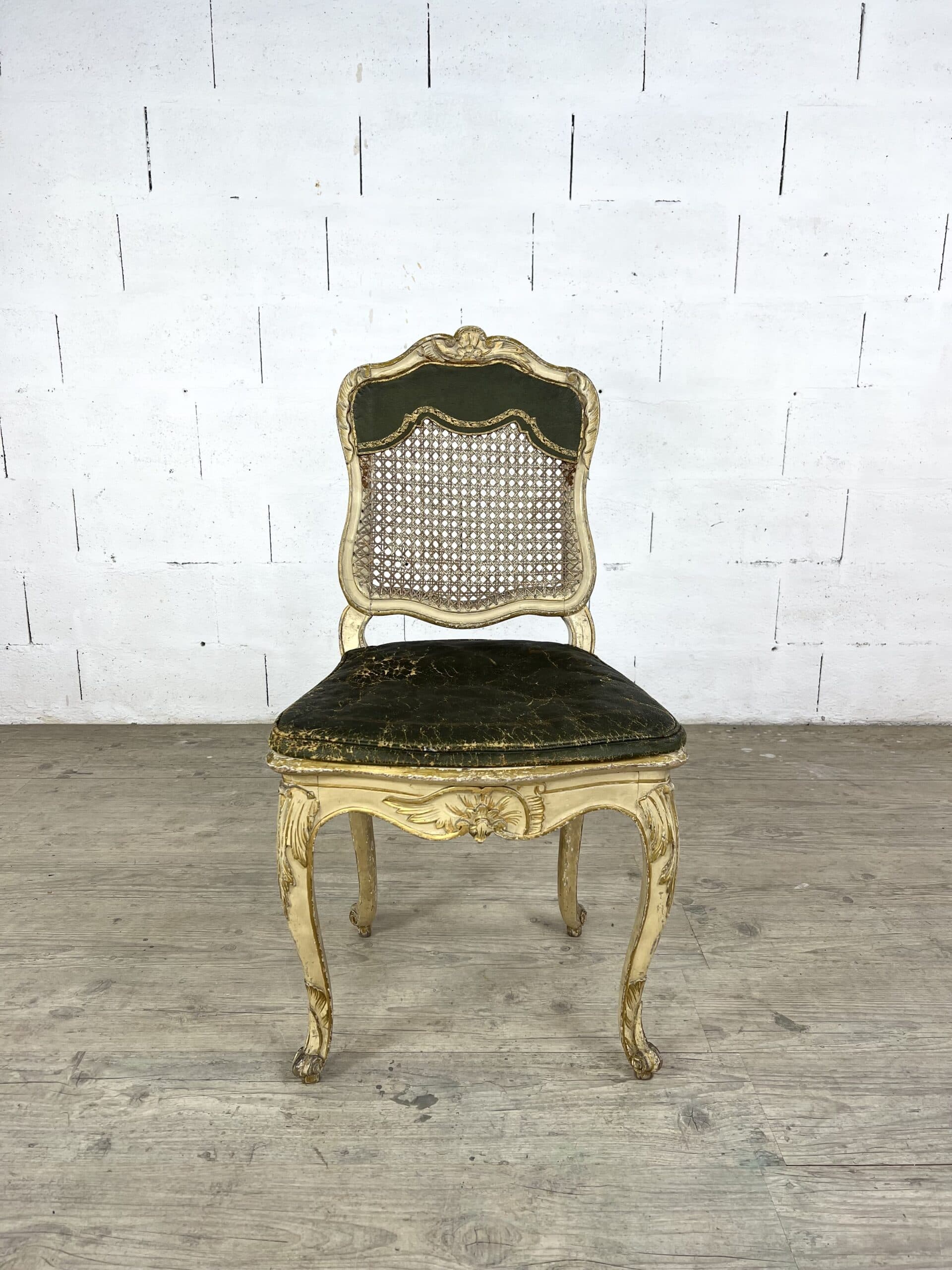 Chaise Louis XV en bois doré, cannage et assise en cuir – XVIIIe siècle