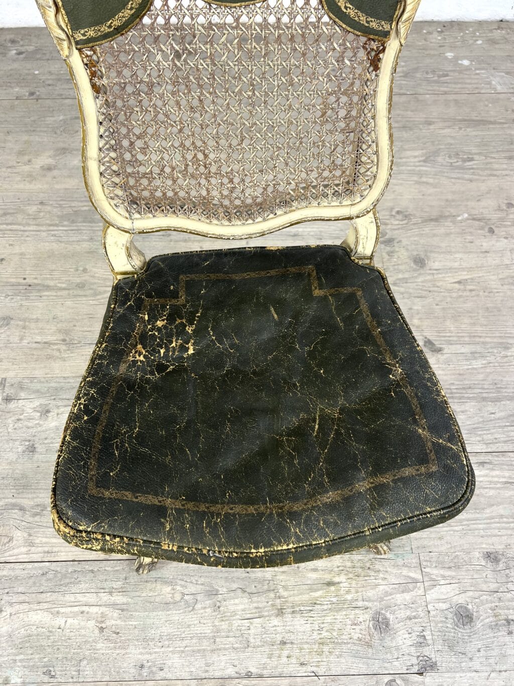 Chaise Louis XV en bois doré, dossier cannage et assise cuir – XVIIIe siècle
