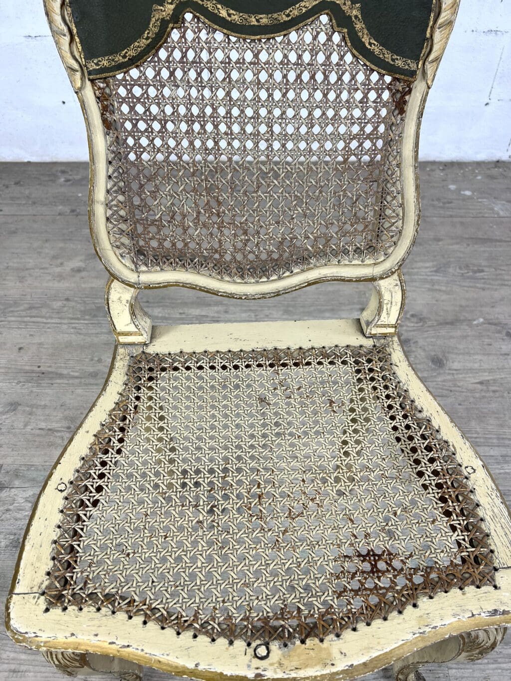 Chaise Louis XV en bois doré, dossier cannage et assise cuir – XVIIIe siècle