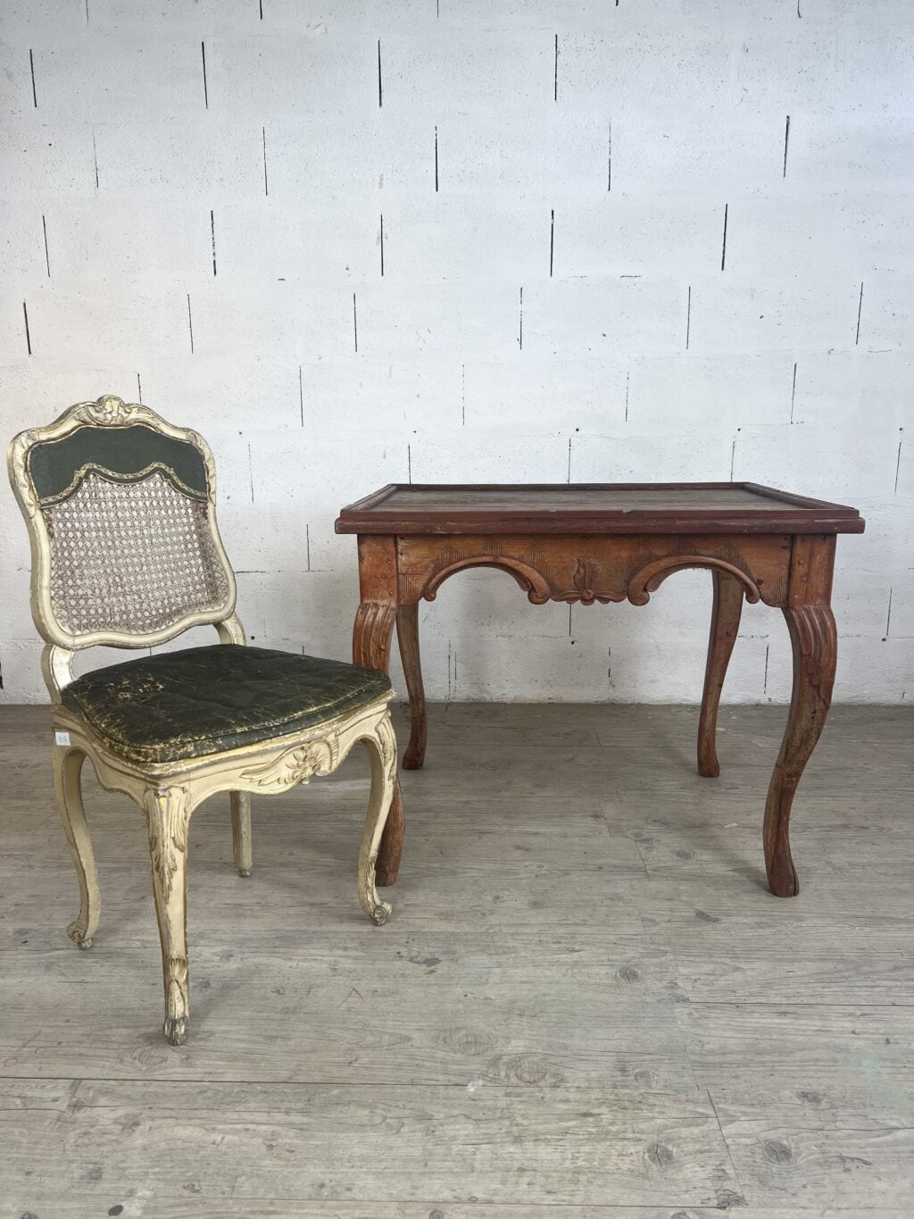 Chaise Louis XV en bois doré, dossier cannage et assise cuir – XVIIIe siècle
