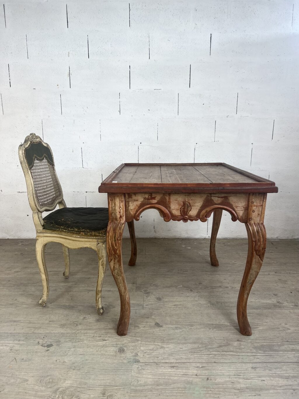 Chaise Louis XV en bois doré, dossier cannage et assise cuir – XVIIIe siècle