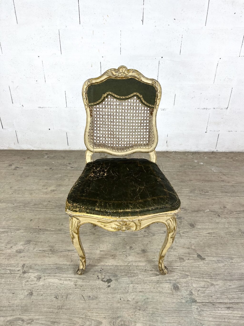 Chaise Louis XV en bois doré, dossier cannage et assise cuir – XVIIIe siècle