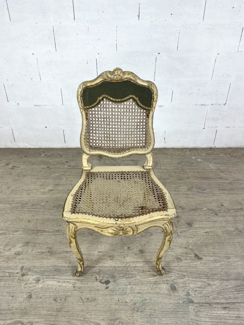 Chaise Louis XV en bois doré, dossier cannage et assise cuir – XVIIIe siècle