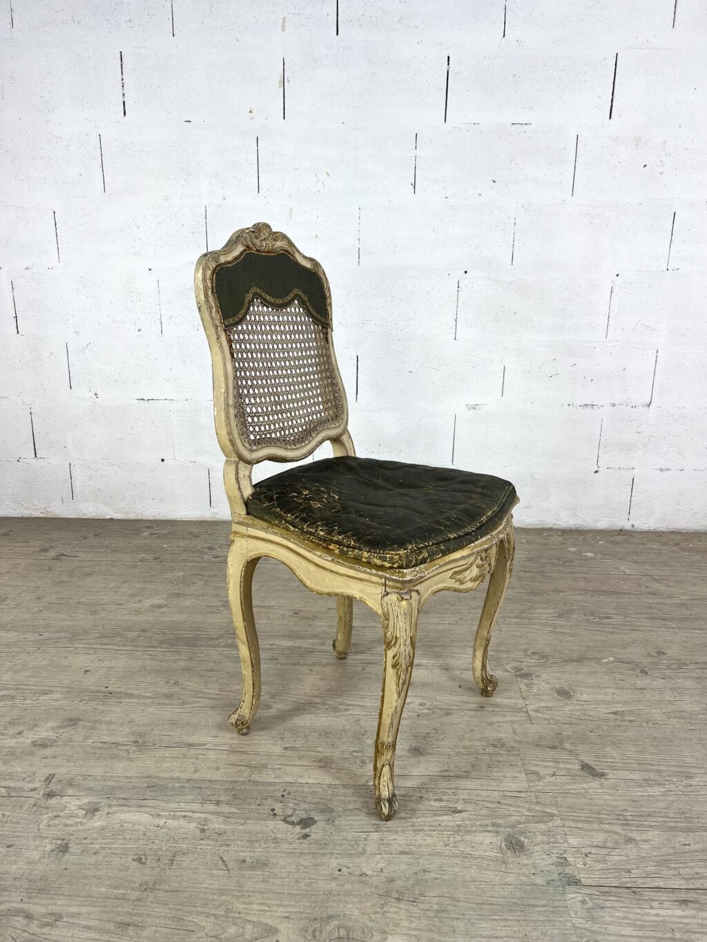 Chaise Louis XV en bois doré, dossier cannage et assise cuir – XVIIIe siècle