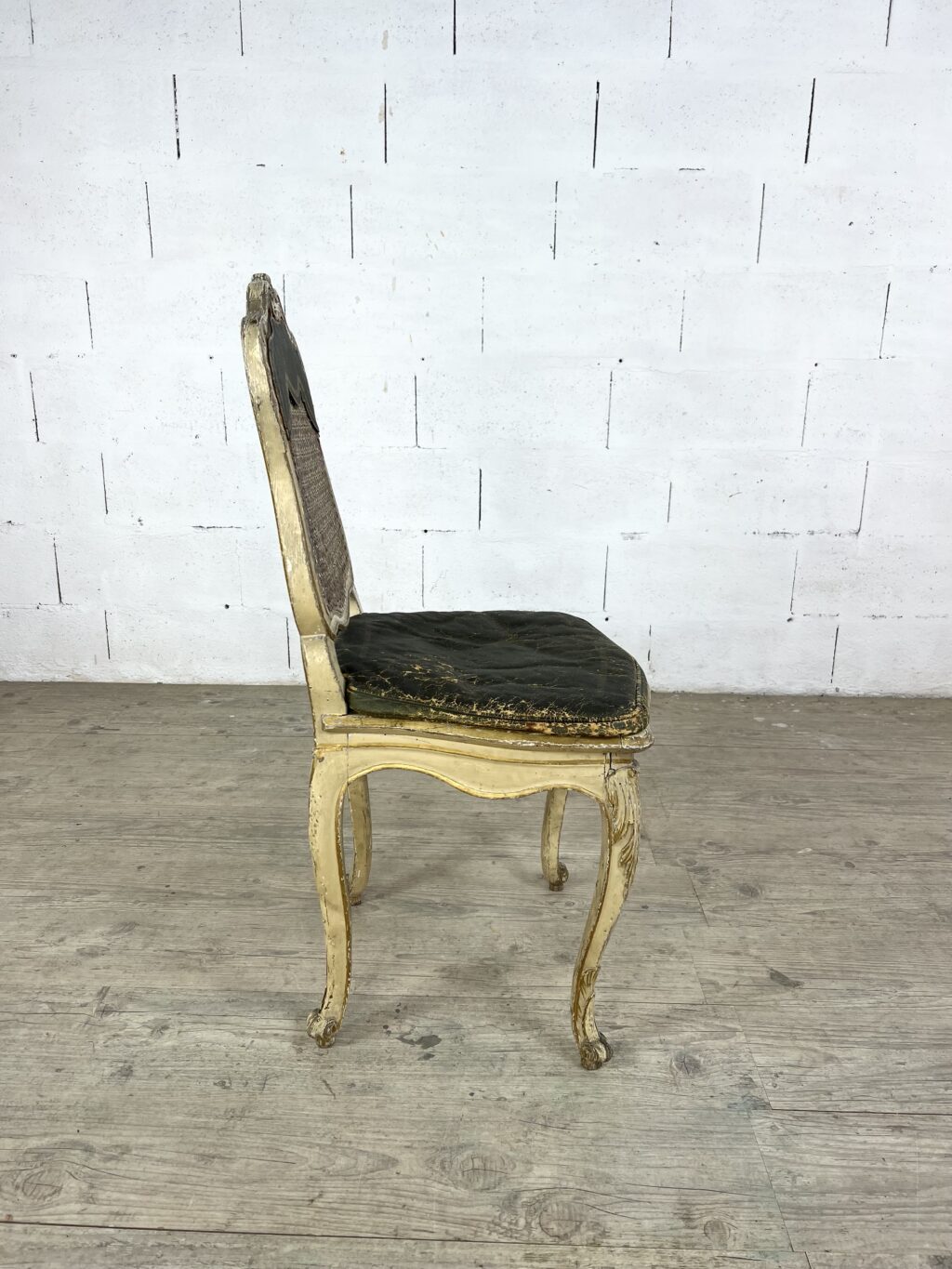 Chaise Louis XV en bois doré, dossier cannage et assise cuir – XVIIIe siècle