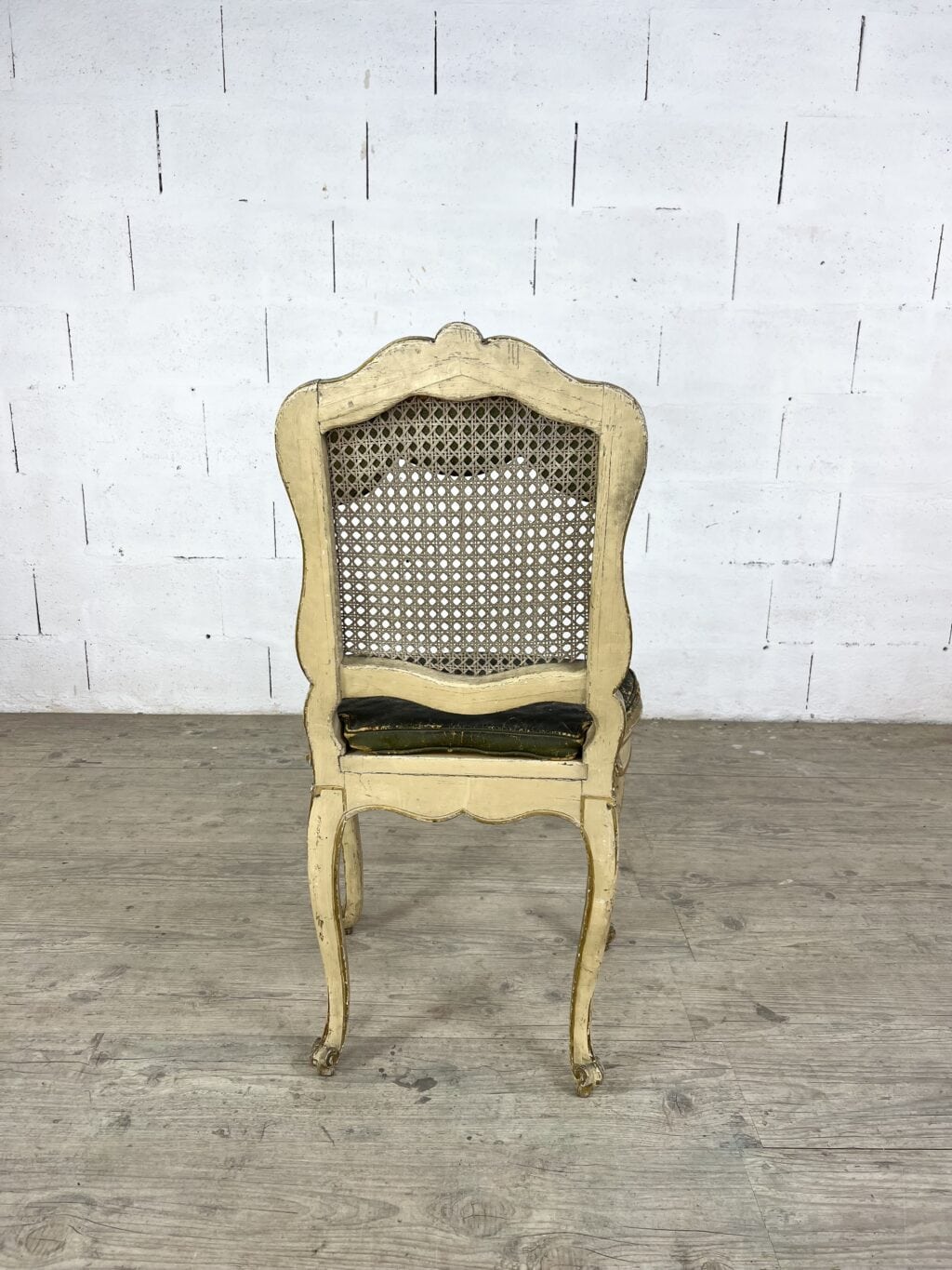 Chaise Louis XV en bois doré, dossier cannage et assise cuir – XVIIIe siècle